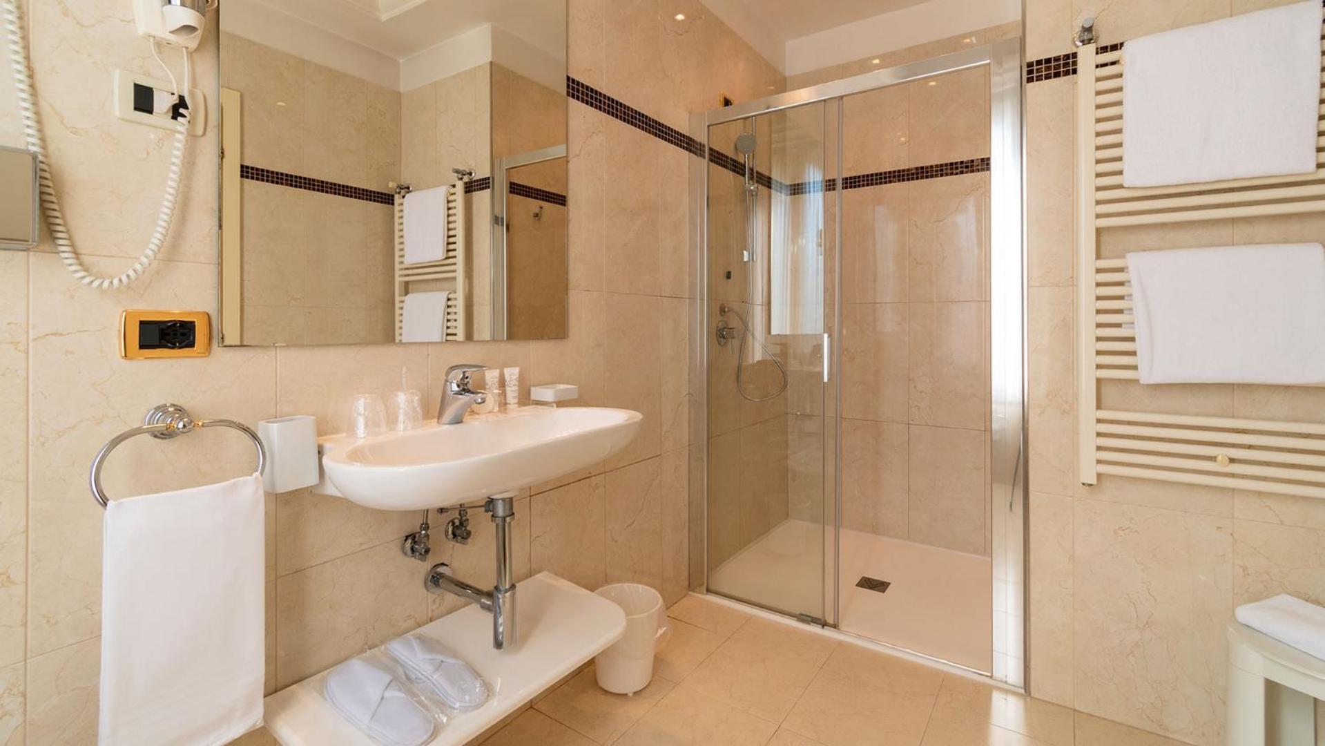 Classic Double or Twin Room Canal View