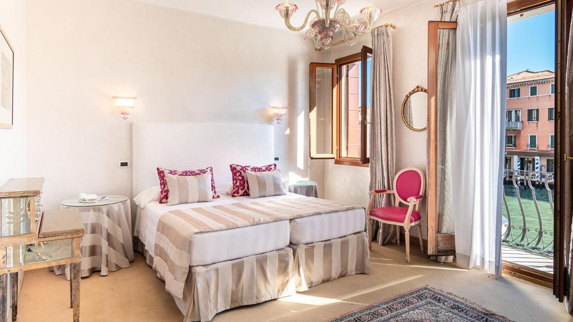 Superior Double Room Canal View